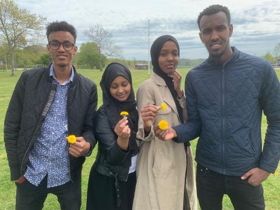 Yahye Yusuf, Nacimo Hasan, Fatima Afarah och Yonis Abdi utgör en del av styrelsen i Hela Blomman - nu har landstinget belönat arbetet med hundratusen kronor.