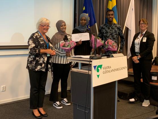 Göteborgspolitikern Carina Liljesand (L) överräckte stipendiet till Hela Blomman under överinseende av ordförande Annika Tännström (m).