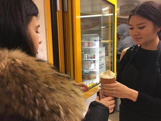 Cecilia Tran i kårstyrelsen säljer varm choklad.