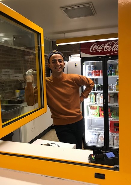 --Nu finns det inte längre några ursäkter för dåliga frukostvanor, säger Melvin i School Joy, som öppnar nyttigt café mitt i skolan.