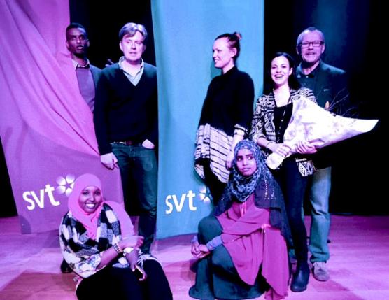 Abdikadar Omar tillsammans med programledarna Henrik Kruusval, Sofia Nordén, Sandy Kalleny och Nils Chöler samt eleverna Maida Ali och Fardowso Iid på SVT Angereds invigning..