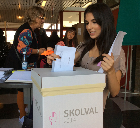 Asrin Reza var en av de som registrerade och tog emot elevernas röster.