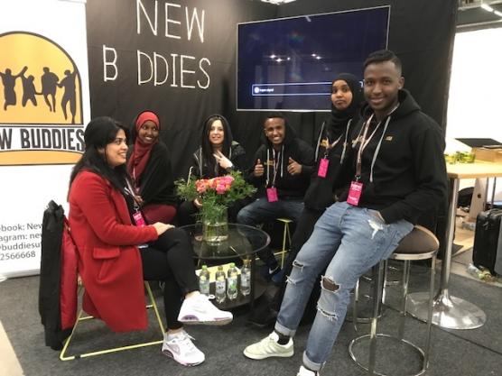 New Buddies UF på plats i sin monter på Stockholmsmässan. Fr v Bahar Arman, Maida Ali, Mariam Kakhi, Mustafa Mohamad, Fardowsa Iid och Mohamed Abdullahi.