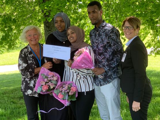 Carina Liljesand (L) tillsammans med Fatima Afarah, Nacimo Hasan, Yonis Abdi och regionfullmäktiges ordförande Annika Tännström (M)